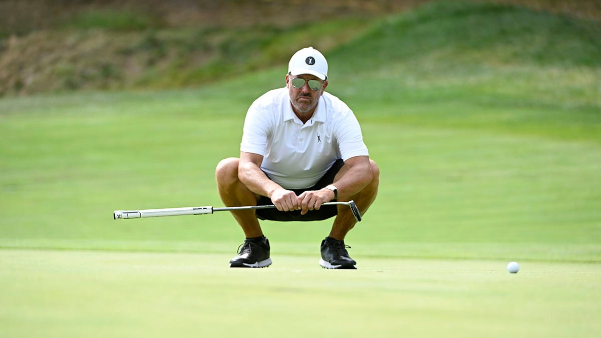 Phil Mickelson eyeing putt