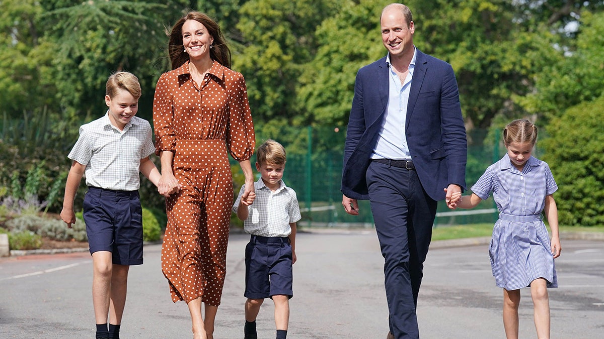 Príncipe William caminhando com a família real