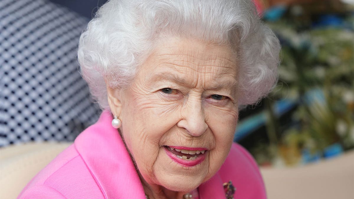 Queen Elizabeth in England wearing yellow outfit