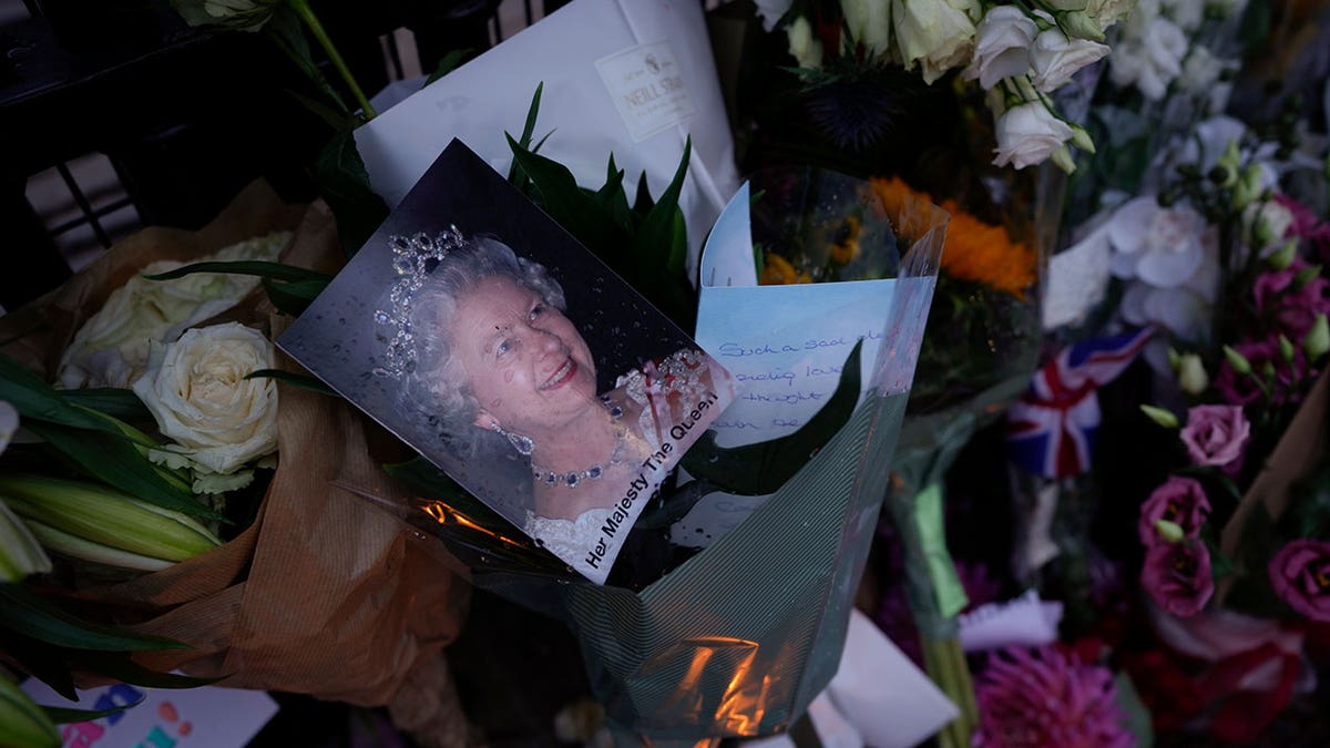 Mourners leave photos, flowers for Queen Elizabeth