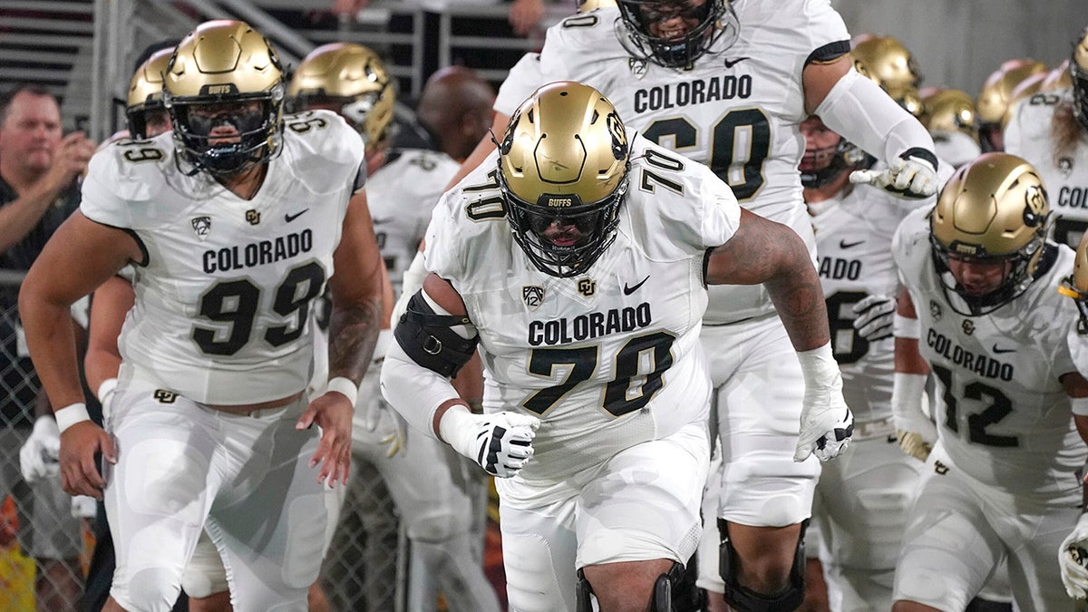 Casey Roddick runs onto the field with teammates