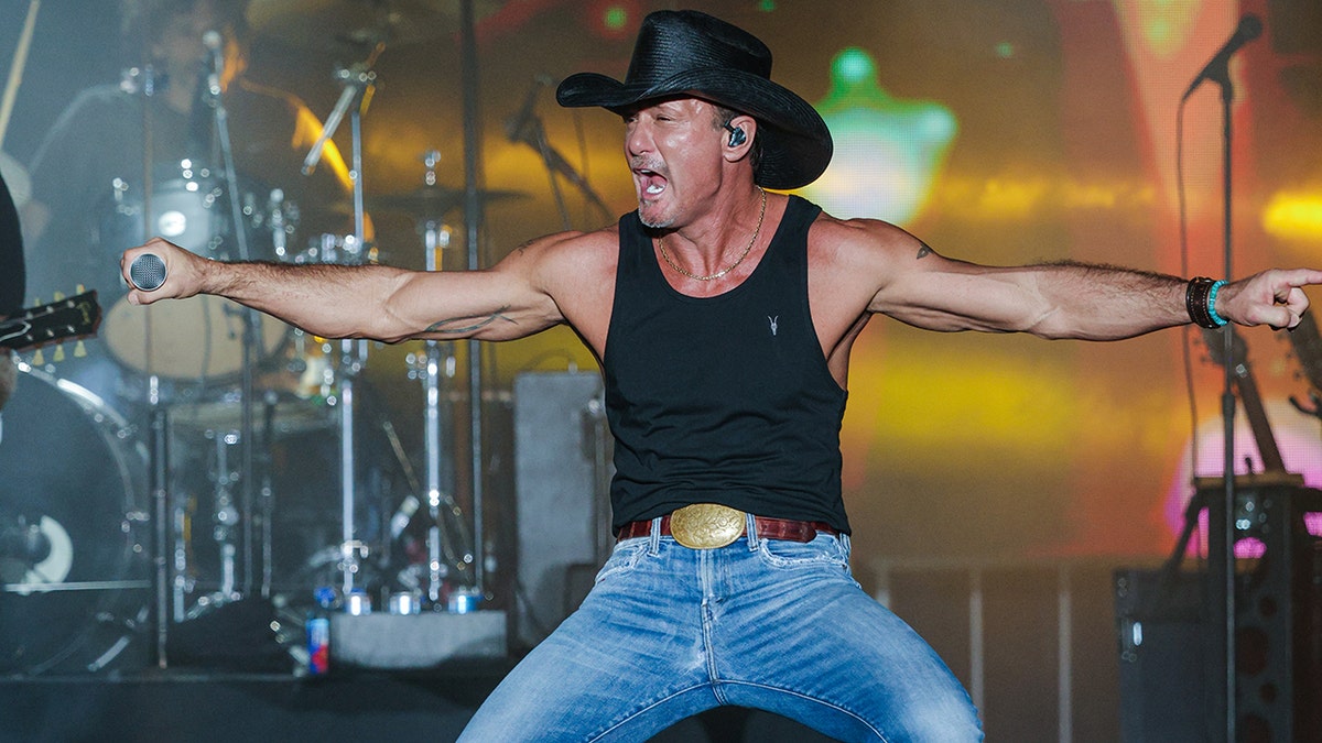 Tim McGraw Falls Off Stage, Uses It As Meet And Greet With Fans