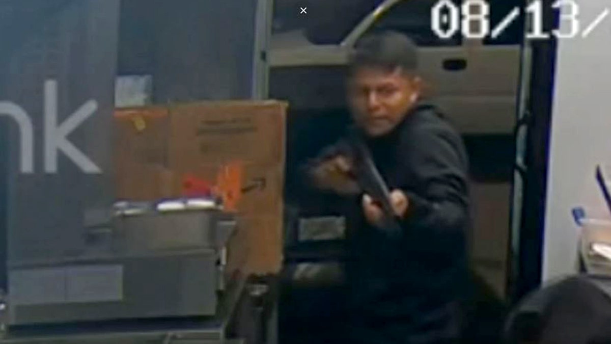 Suspect in Houston uses shotgun while robbing food truck