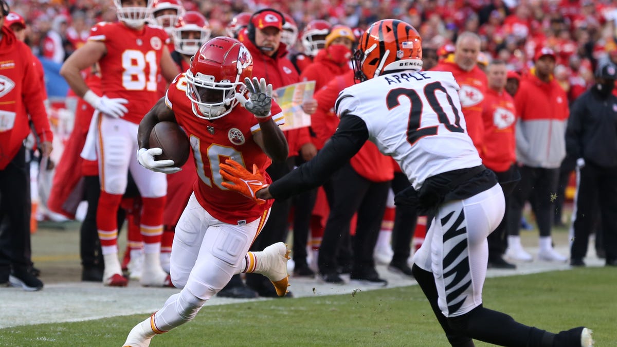 Eli Apple goes to tackle Tyreek Hill