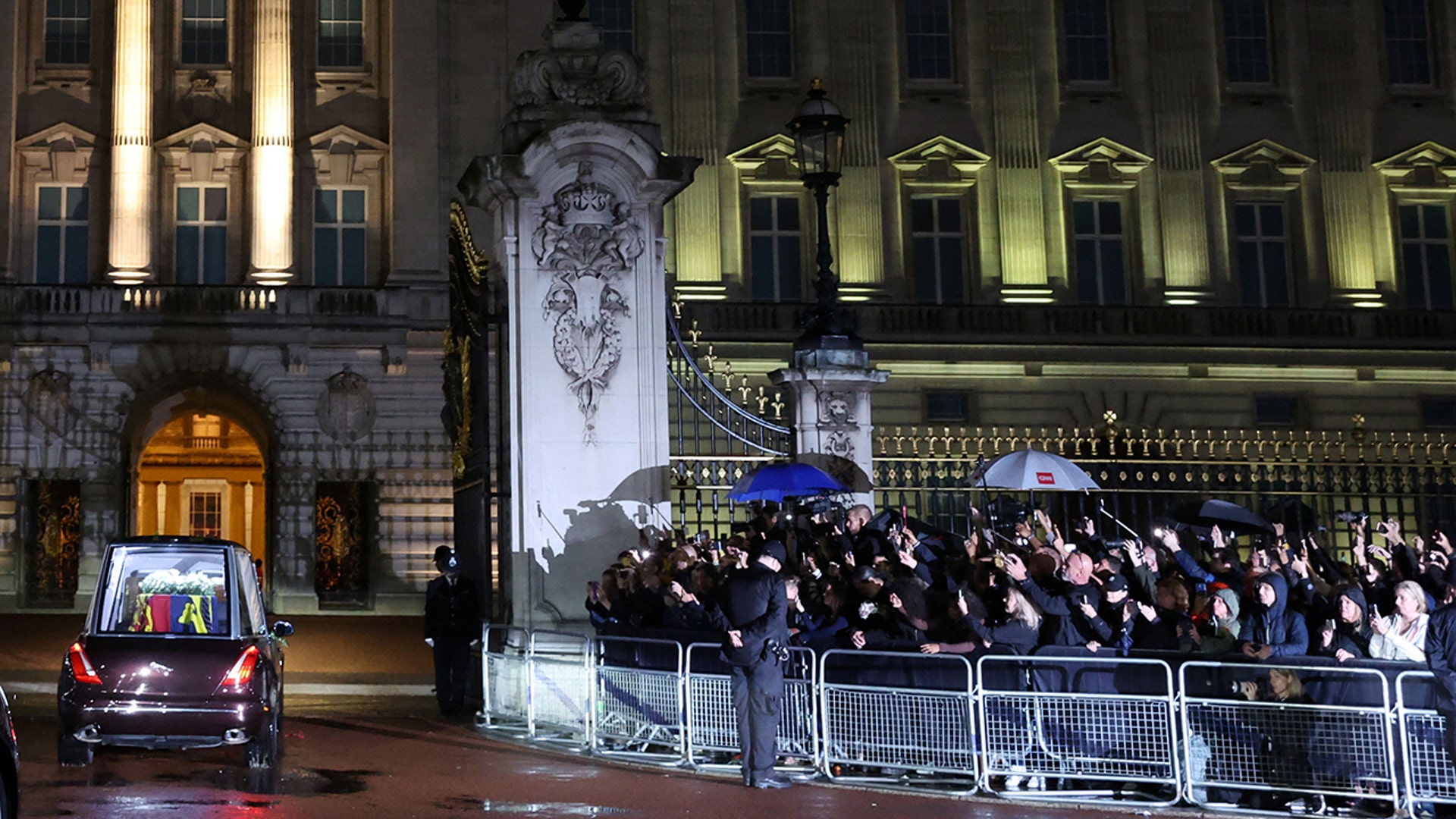 The Queen's hearse arriving at Buckingham Palace