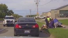 Ohio good Samaritans rush to help police officer in roadside struggle: 'You don't do that to a woman'