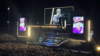 Elton John honors Queen Elizabeth during Toronto concert