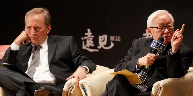 Taiwan Semiconductor Manufacturing Co. founder Morris Chang, right, and Lawrence Summers, ex-director of the White House's National Economic Council, attend a business forum in Taipei, Taiwan, on May 30, 2012.