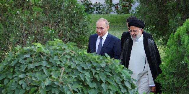 Vlagyimir Putyin orosz elnök balra találkozik Ebrahim Raisi iráni elnökkel Teheránban, Iránban 2022. július 19-én.