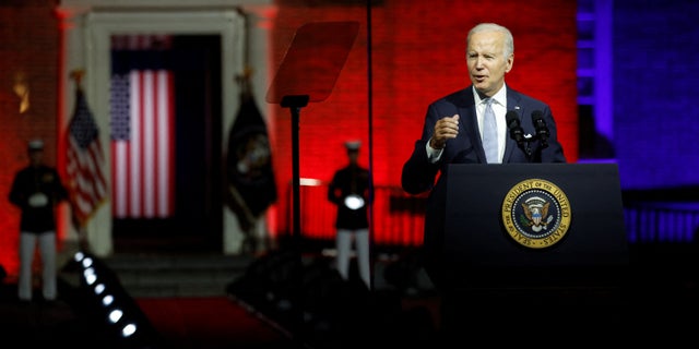 De Amerikaanse president Joe Biden maakt opmerkingen over wat hij de "voortdurende strijd om de Ziel van de Natie" voor Independence Hall in Independence National Historical Park, Philadelphia, VS, 1 september 2022. REUTERS/Jonathan Ernst