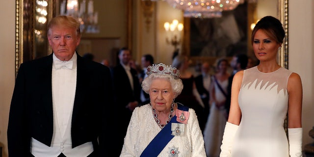 US President Donald Trump, First Lady Melania Trump and Queen Elizabeth of the United Kingdom pose at the state banquet at Buckingham Palace in London, UK June 3, 2019.  (Alastair Grant/Pool via REUTERS)