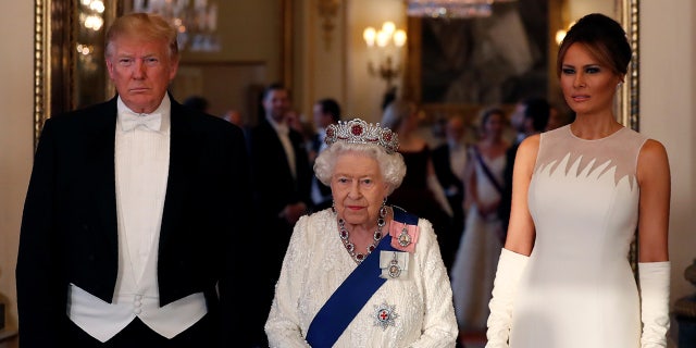 US President Donald Trump, First Lady Melania Trump and Queen Elizabeth of the United Kingdom pose at the state banquet at Buckingham Palace in London, UK June 3, 2019.  (Alastair Grant/Pool via REUTERS)