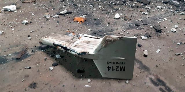 To niedatowane zdjęcie opublikowane przez ukraiński zarząd ds. komunikacji strategicznej pokazuje szczątki tego, co Kijów określił jako irański dron Shahed, który został zestrzelony w pobliżu Kubiańska na Ukrainie. 