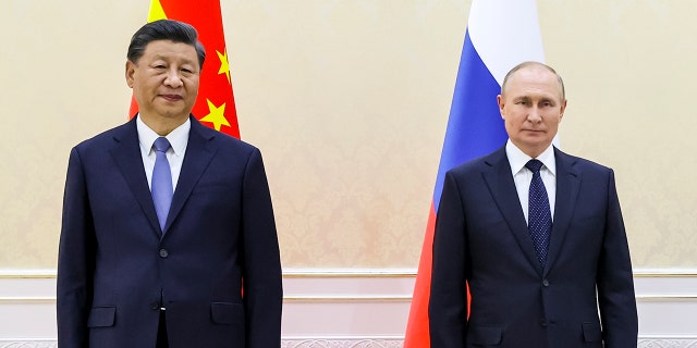 El presidente chino, Xi Jinping, a la izquierda, y el presidente ruso, Vladimir Putin, posan para una foto al margen de la cumbre de la Organización de Cooperación de Shanghai en Samarcanda, Uzbekistán, el jueves 15 de septiembre de 2022. 