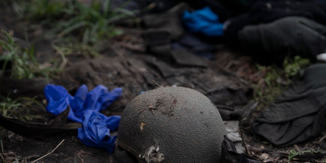 Ein beschädigter Helm ist auf dem Boden des Ortes zu sehen, an dem am 19. September 2022 in einem Gebiet nahe der Grenze zu Russland in der Region Charkiw, Ukraine, vier Leichen ukrainischer Soldaten gefunden wurden.