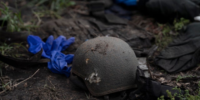 Ein beschädigter Helm ist auf dem Boden des Ortes zu sehen, an dem am 19. September 2022 in einem Gebiet nahe der Grenze zu Russland in der Region Charkiw, Ukraine, vier Leichen ukrainischer Soldaten gefunden wurden.