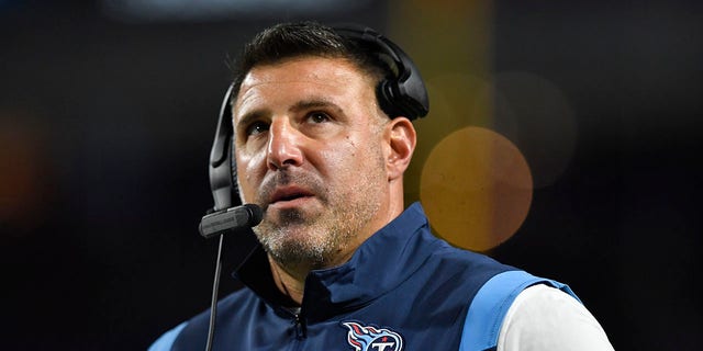 Il capo allenatore dei Tennessee Titans Mike Vrabel reagisce durante la prima metà di una partita di football della NFL contro i Buffalo Bills, lunedì 19 settembre 2022, a Orchard Park, New York. 