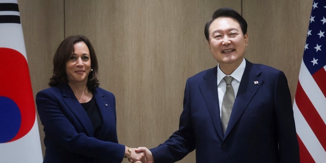 Vizepräsidentin Kamala Harris schüttelt Südkoreas Präsidentin Yoon Suk-Yeol vor ihrem bilateralen Treffen am 29. September 2022 in Seoul die Hand.