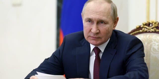 El FBI está recurriendo a las redes sociales para reclutar rusos para reunir inteligencia 4 El presidente ruso, Vladimir Putin, dirige una reunión con los jefes de delegación a la 18ª reunión de la Conferencia de Jefes de Agencias de Seguridad e Inteligencia de los Estados miembros de la Comunidad de Estados Independientes por videoconferencia en el Kremlin en Moscú, Rusia, el jueves 29 de septiembre de 2022.