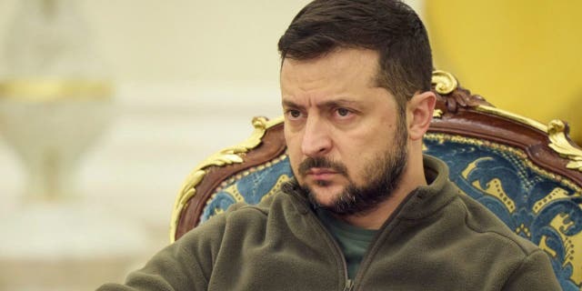 Sur cette photo publiée par le bureau de presse présidentiel ukrainien, le président ukrainien Volodymyr Zelenskyy dirige une réunion du Conseil national de sécurité et de défense à Kiev, en Ukraine, le vendredi 30 septembre 2022.