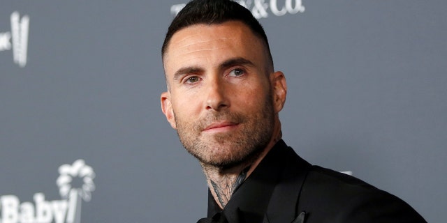 Adam Levine participa do Baile de 10 Anos Baby2Baby no Pacific Design Center em West Hollywood, Califórnia, em 13 de novembro de 2021.