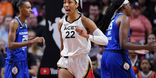 A'ja Wilson de Las Vegas Aces reacciona después de recibir una falta en la primera mitad del Juego 4 de las Finales de la WNBA contra Connecticut Sun en Uncasville, Connecticut, el 18 de septiembre de 2022.