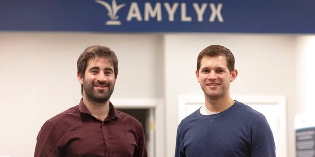 Questa foto del 2018 fornita da Amylyx mostra i co-fondatori dell'azienda Joshua Cohen, a sinistra, e Justin Klee a Cambridge, Massachusetts. 