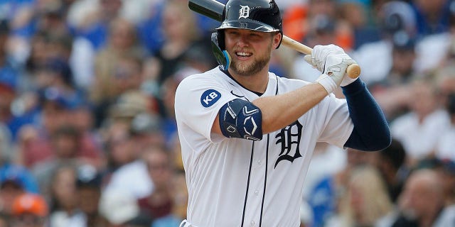 El número 17 de los Tigres de Detroit, Austin Meadows, batea contra los Azulejos de Toronto en el Comerica Park el 11 de junio de 2022 en Detroit, Michigan. 