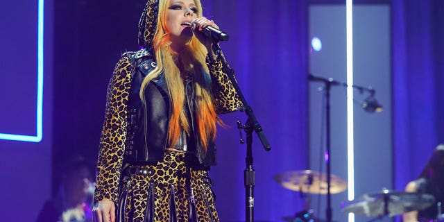 Avril Lavigne wore leopard print in honor of Shania Twain while performing at the ACM Honors.