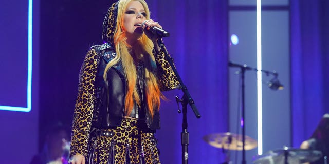 Avril Lavigne wore leopard print in honor of Shania Twain while performing at the ACM Honors.