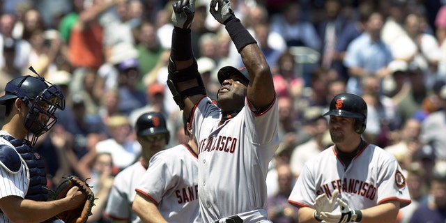 Barry Bonds points to the sky