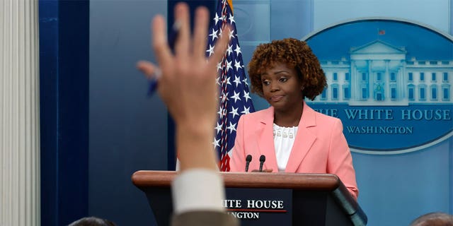 Die Pressesprecherin des Weißen Hauses, Karine Jean-Pierre, spricht mit Reportern während der täglichen Pressekonferenz im Brady Press Briefing Room im Weißen Haus am 28. September 2022 in Washington, DC.