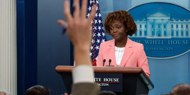 Tisková tajemnice Bílého domu Karen Jean-Pierreová hovoří s novináři během denního briefingu v Brady Press Briefing Room Bílého domu 28. září 2022 ve Washingtonu, DC.