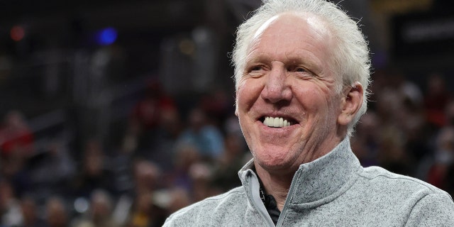 Bill Walton, comentarista deportivo y ex jugador de la NBA, asiste a un partido entre los Washington Huskies y los USC Trojans durante los cuartos de final del Torneo Pac-12 en T-Mobile Arena el 10 de marzo de 2022 en Las Vegas.