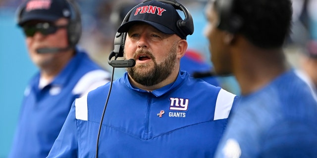 El entrenador en jefe de los New York Giants, Brian Daboll, observa durante la segunda mitad de un partido de fútbol americano de la NFL contra los Tennessee Titans, el domingo 11 de septiembre de 2022 en Nashville.