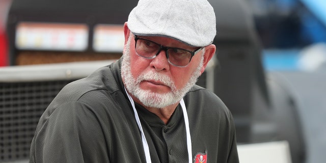El exentrenador y asesor principal del gerente general Bruce Arians se sienta en el banquillo antes del partido entre los Miami Dolphins y los Tampa Bay Buccaneers el 10 de agosto. 13, 2022 en el Estadio Raymond James en Tampa, Florida.