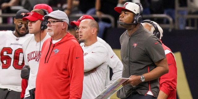 Tampa Bay Buccaneers assistant coach Byron Leftwich (right) and consultant Bruce Arians (left) look on against the New Orleans Saints during the second half at Caesars Superdome Sept. 18, 2022 in New Orleans.