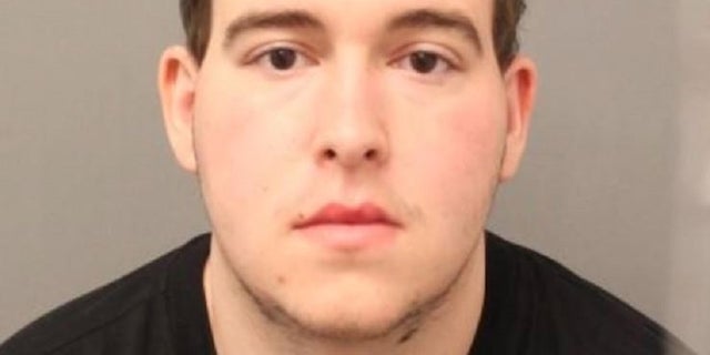 Chandler John Cardente, 28 ans, est accusé de crimes sexuels contre une jeune fille, puis d'avoir tenté de la faire tuer en prison. 