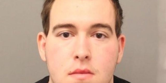 Chandler John Cardente, 28 ans, est accusé de crimes sexuels contre une jeune fille, puis d'avoir tenté de la faire tuer en prison.