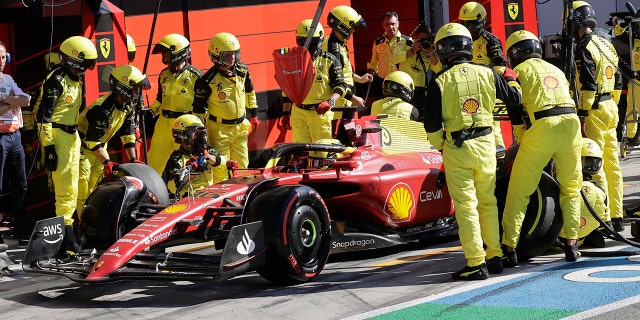 O piloto da Ferrari, Charles Leclerc, recebe um funeral no Grande Prêmio da Itália, domingo, 11 de setembro de 2022.
