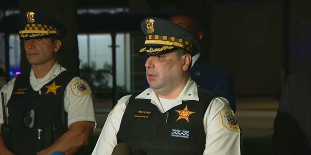 Le chef adjoint du département de police de Chicago, Fred Melean, fournit des informations préliminaires aux journalistes après qu'une fusillade a fait un mort et six blessés. 