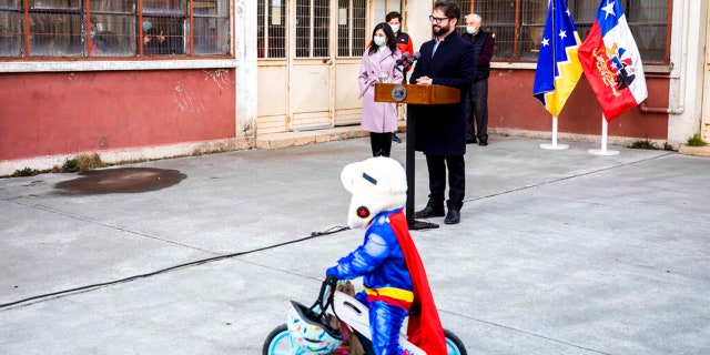 El presidente de Chile, Gabriel Boric, da una conferencia de prensa después de votar en un referéndum sobre un nuevo borrador de constitución, el domingo 4 de septiembre de 2022, en Punta Arenas, Chile.