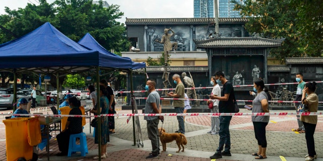 Los residentes hacen fila para hacerse la prueba de COVID-19 en Chengdu, provincia de Sichuan, suroeste de China, el 30 de agosto de 2022, luego de un aumento en los casos.