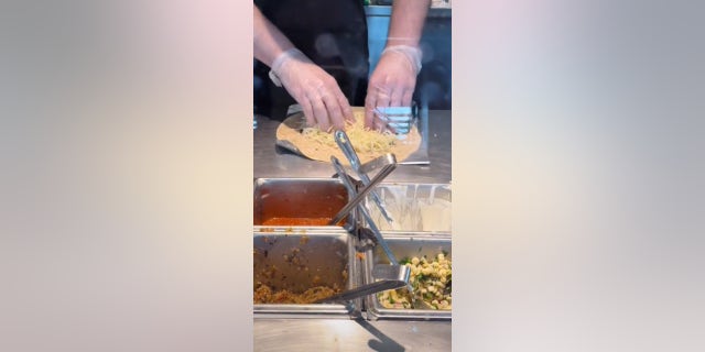 Lynch plaatste een video op TikTok waarin ze zichzelf vroeg om een tortilla met alleen bonen en kaas erop.