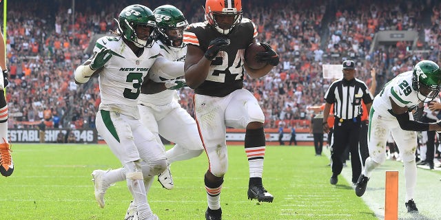 Cleveland Browns'tan Nick Chubb (24), 18 Eylül 2022'de Cleveland'daki FirstEnergy Stadyumu'nda dördüncü çeyrekte New York Jets'e gol attı.