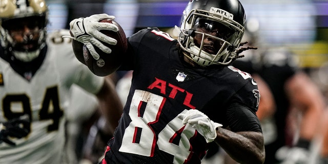 Atlanta Falcons running back Cordarrelle Patterson (84) runs against the New Orleans Saints during the first half of an NFL football game, Sunday, Sept. 11, 2022, in Atlanta.