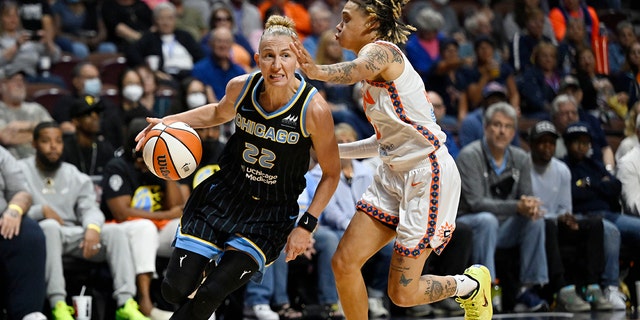La guardia del Chicago Sky, Courtney Vandersloot, conduce hacia la canasta mientras la guardia del Sun, Natisha Hiedeman, defiende durante un partido de baloncesto de la WNBA, el 1 de septiembre de 2019.  6, 2022, Uncasville, Connecticut.