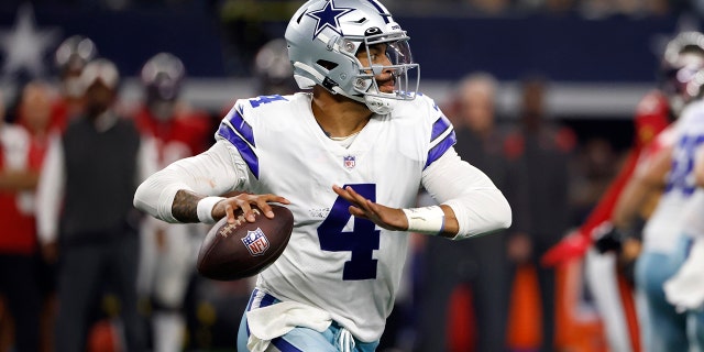 Dallas Cowboys quarterback Dak Prescott (4) rolls out of the pocket in the first half of a NFL football game against the Tampa Bay Buccaneers in Arlington, Texas, Sunday, Sept. 11, 2022. 