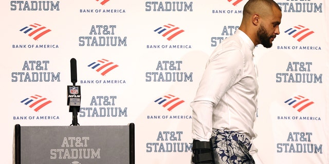 Rozgrywający Dallas Cowboys, Dak Prescott, schodzi ze sceny podczas konferencji prasowej po przegranej 19:3 z Tampa Bay Buccaneers 11 września 2022 roku w Arlington w Teksasie.