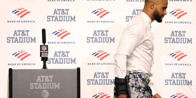 O quarterback do Dallas Cowboys, Dak Prescott, sai do palco durante uma coletiva de imprensa após uma derrota por 19-3 contra o Tampa Bay Buccaneers em 11 de setembro de 2022, em Arlington, Texas.